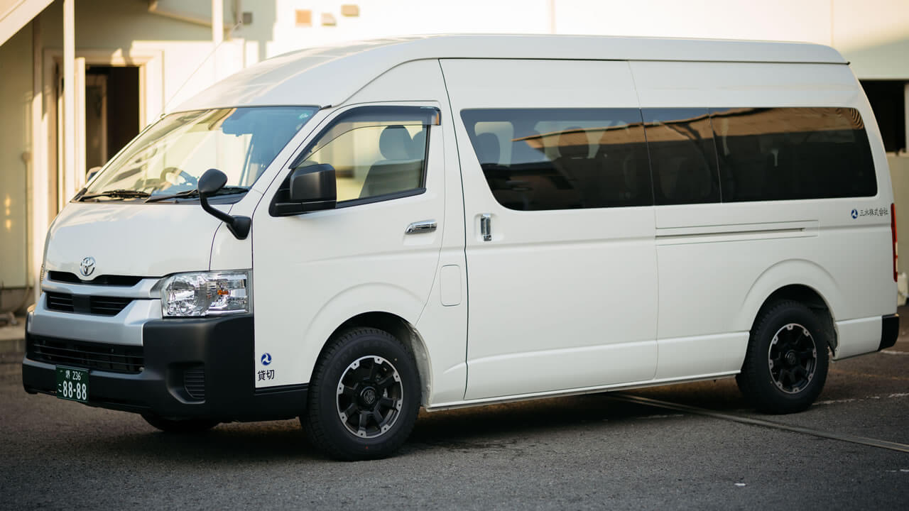 HiAce (14-Seater)